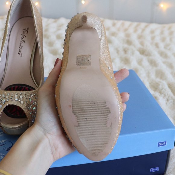 Gold Prom Pageant Homecoming Heels | 077 - Picture 9 of 12